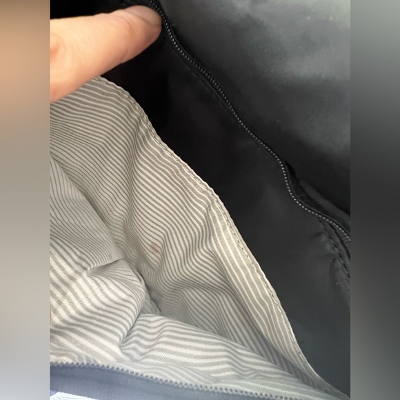 Lululemon the essentials bag 🪬 - Picture 5 of 15